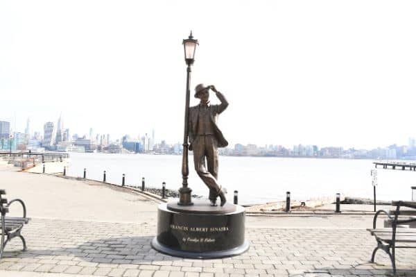 Frank Sinatra Statue - Image 3