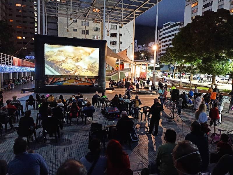 Plaza Los Palos Grandes - Image 1