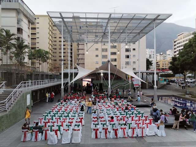 Plaza Los Palos Grandes - Image 2