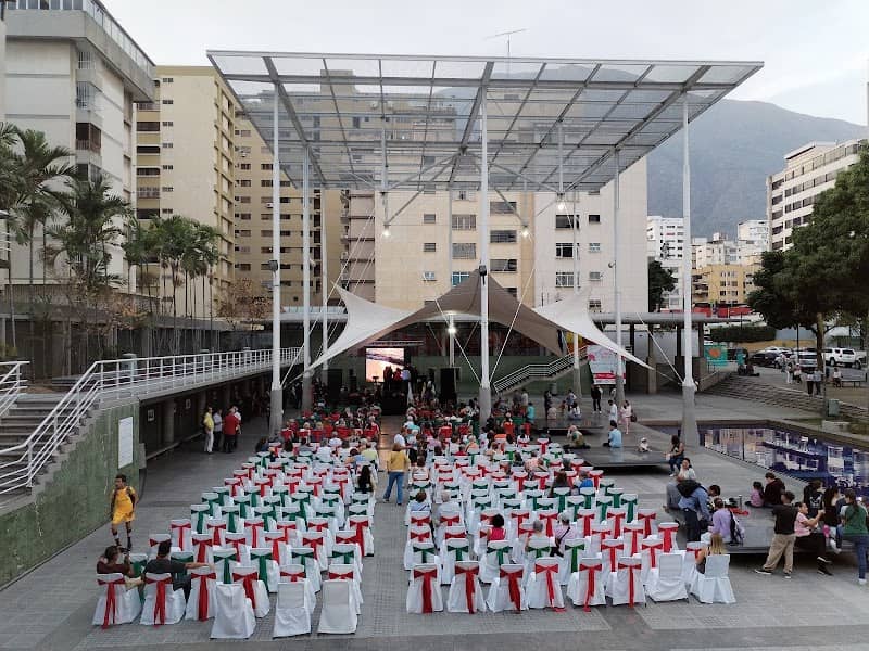 Plaza Los Palos Grandes - Image 2