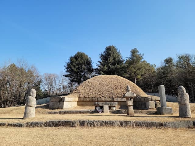 Tomb of Hwang Hui - Image 1
