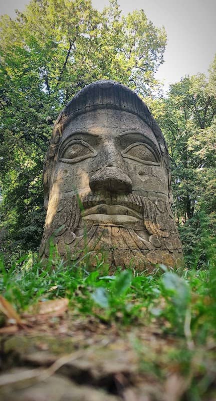 Stone head - Image 1