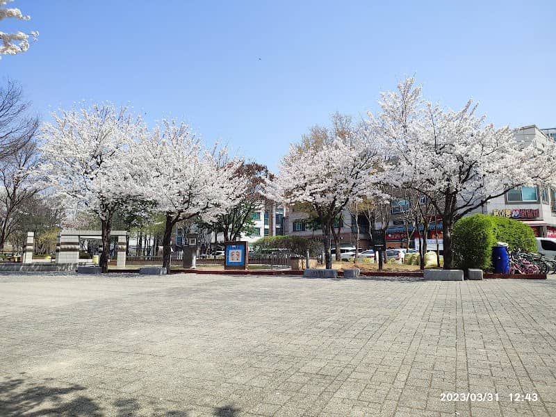 Forsythia Park - Image 2
