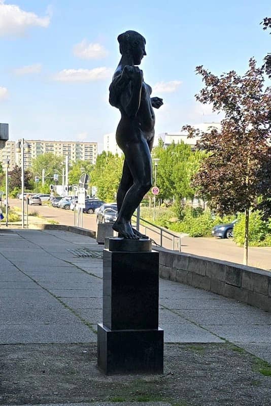Große weibliche Figur mit Tuch - Image 1