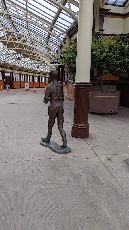 Bobby Statue - Image 2