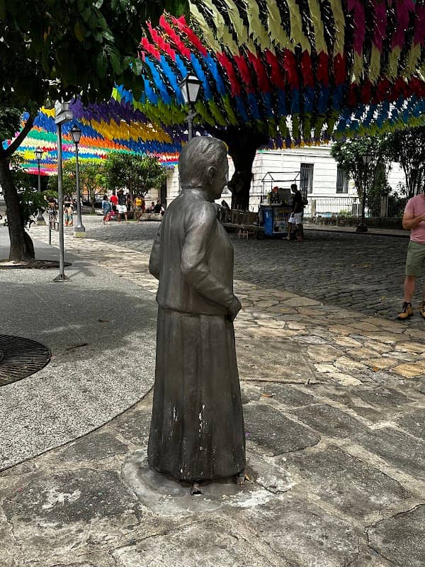Estátua Dona Corina - Image 1
