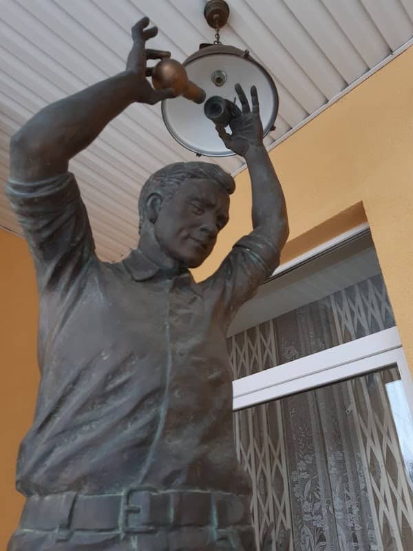 Skul'pturnaya Kompozitsiya "Elektrik" - Image 1
