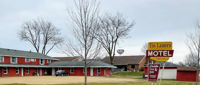 Tin Lantern Motel - Image 1