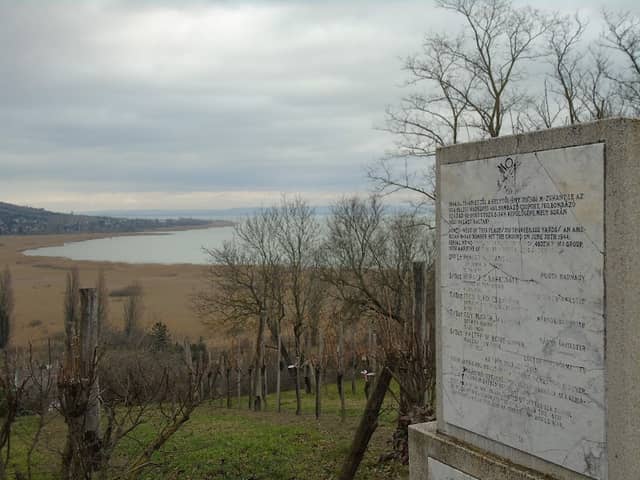 Bombázó emlékmű - Image 1