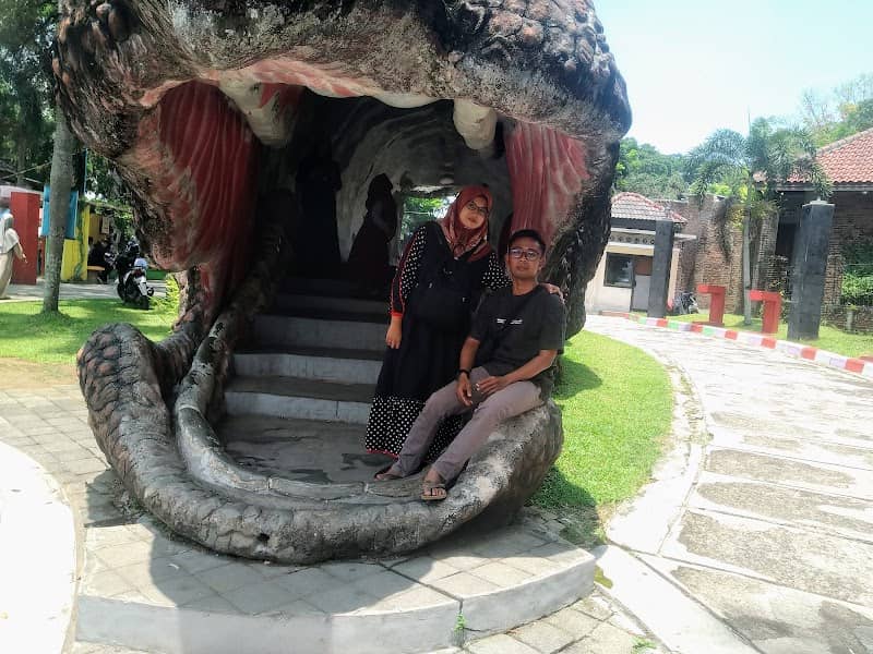 Pintu Masuk Utama Taman Kyai Langgeng - Image 2