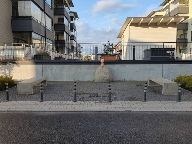 King of the Hill Statue - Image 1