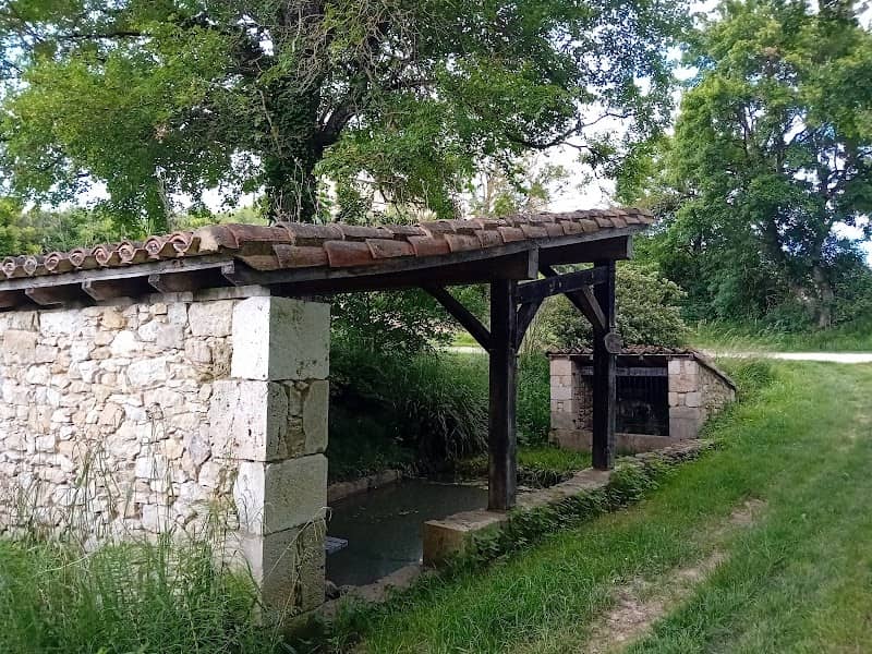 Le lavoir (pique-nique) du chemin de ronde du midi - Image 1