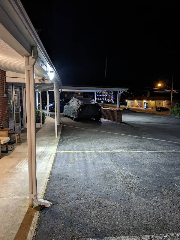 Knob Hill Motor Lodge - Image 1