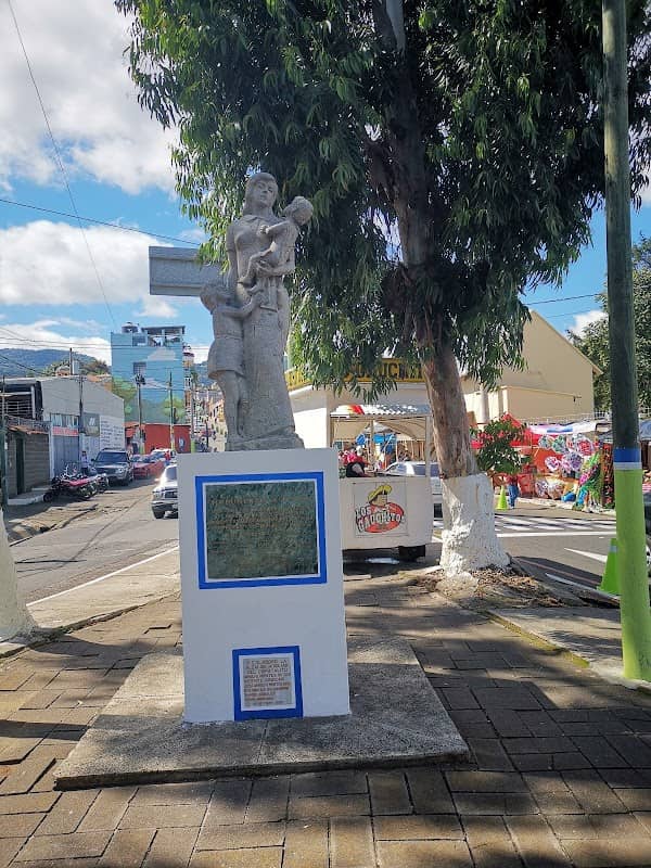 Monumento a Madre - Image 2