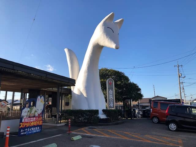 Yuta Giant White Fox Statue - Image 1