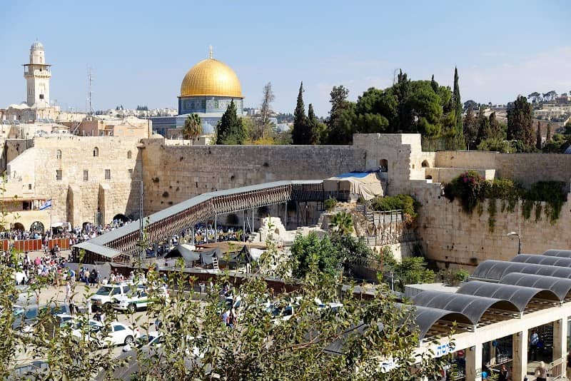 הקרן למורשת הכותל המערבי | סיורי סליחות | סיורים לקבוצות | טיולים בירושלים | סיורי חנוכיות | בר מצווה | בת מצווה | חלאקה - Image 1