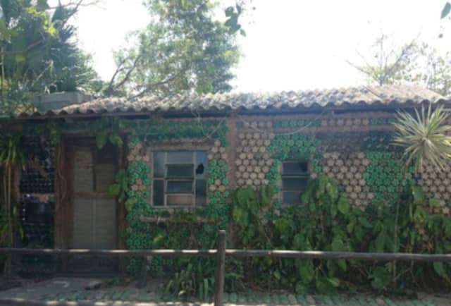 Casa De Garrafas Recicladas - Image 1