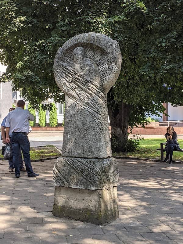 Кам'яна скульптура людини - Image 1
