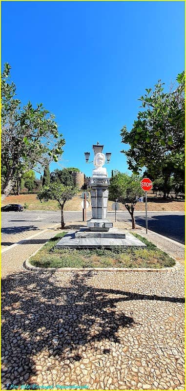 Busto de Florbela Espanca - Image 1