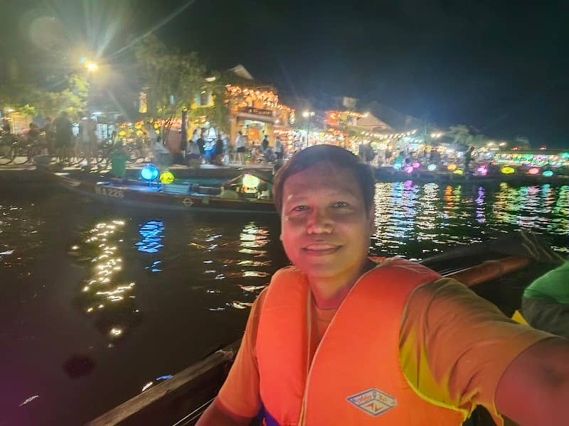 Lantern boat ride - Image 3