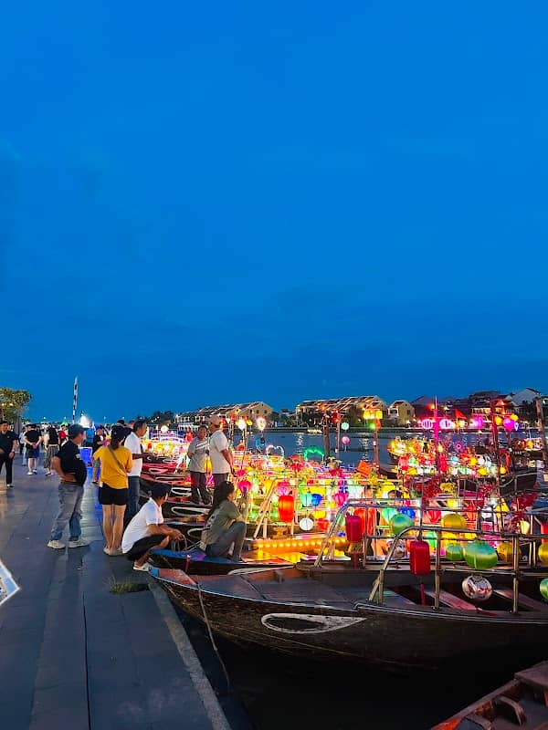 Lantern boat ride - Image 1