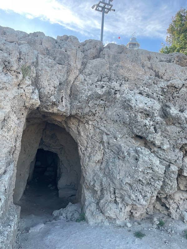 Small cave - Image 1