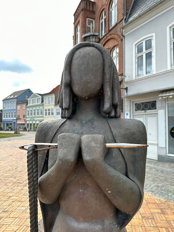 Skulptur Woman with needle - Image 2