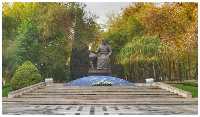 Mirzo Ulug'bek haykali - Image 2