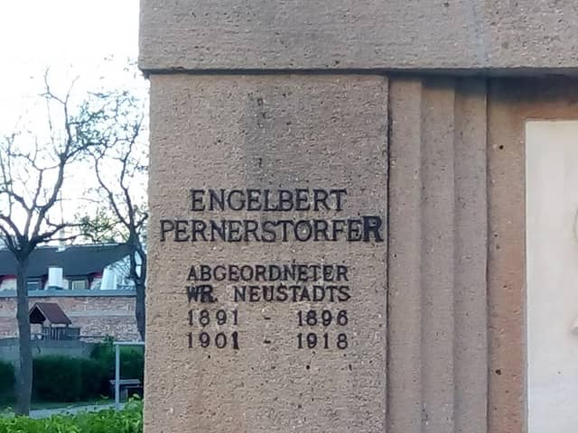 Pernerstorferhof Brunnen - Image 2