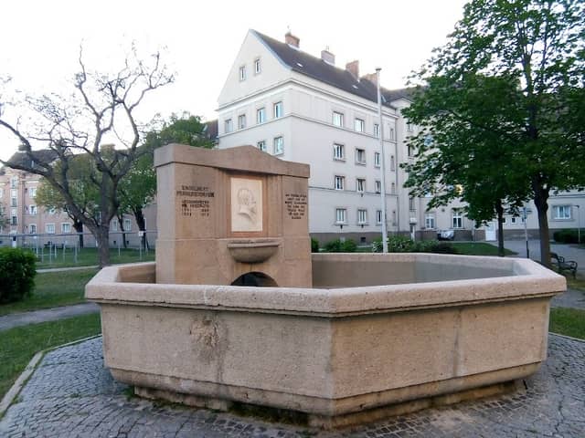 Pernerstorferhof Brunnen - Image 1