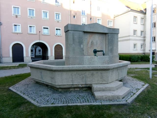 Pernerstorferhof Brunnen - Image 3