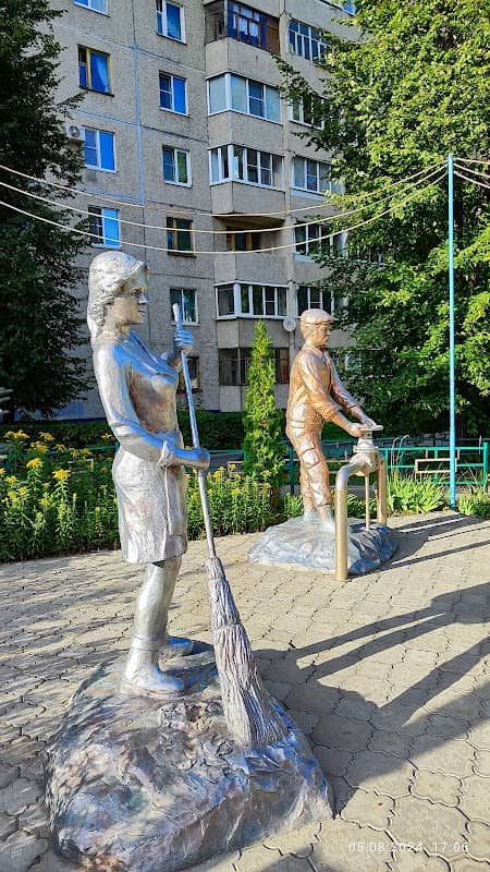 Pamyatnik Dvorniku - Image 1