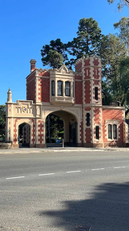 Tudor Gatehouse George St - Image 1