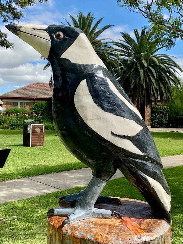 The Big Magpie Statue - Image 1