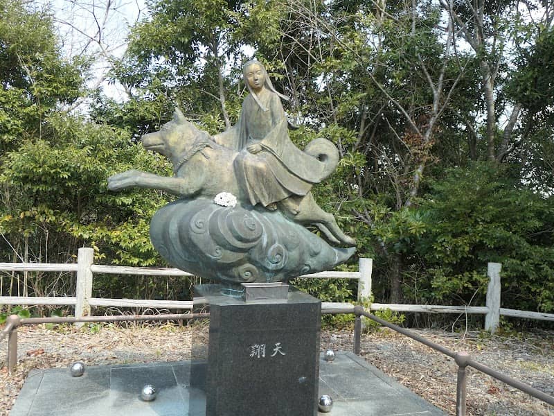 Fusehime and Yatsufusa Statue - Image 1