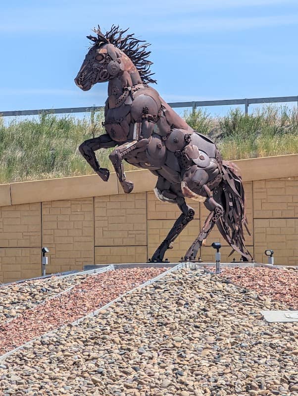 Wild horse statue - Image 1