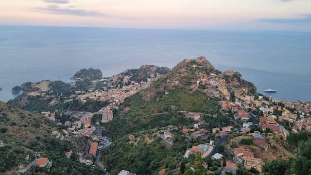 Secret ledge overlooking Taormina - Image 3