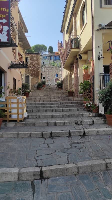 Secret ledge overlooking Taormina - Image 2