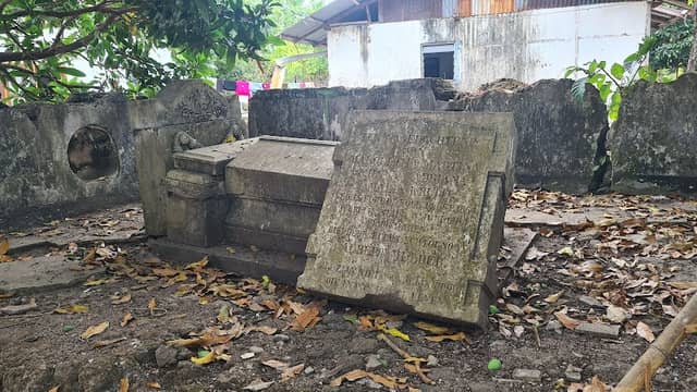 Historic Dutch grave - Image 1