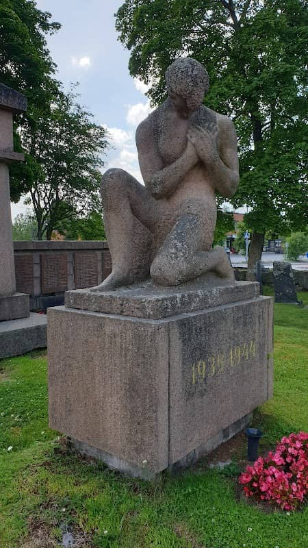 Memorial to those who died in wars - Image 2