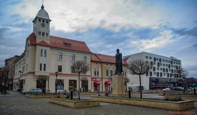 Iuliu Maniu statue - Image 1