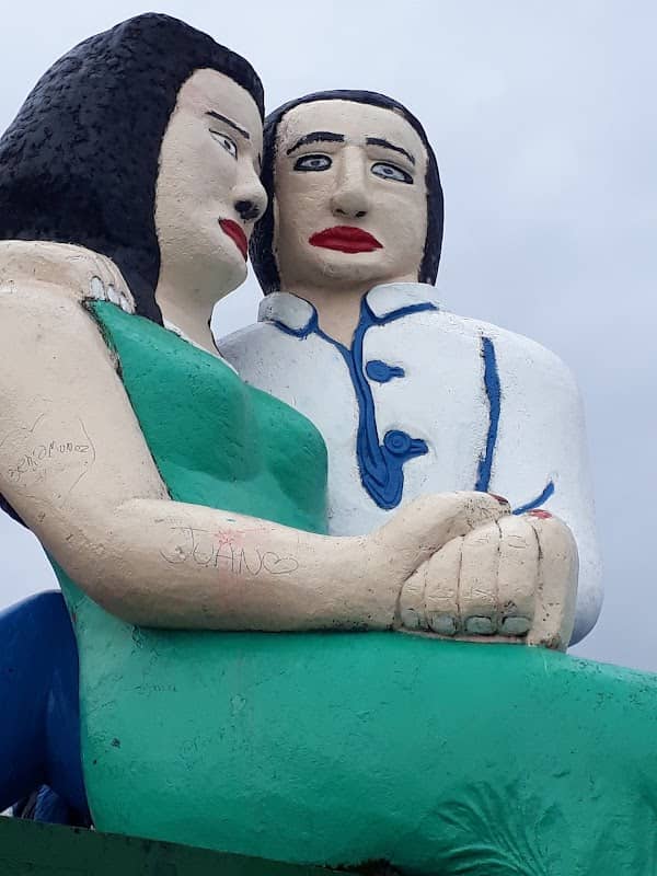 Escultura Sentados Frente al Mar - Image 1