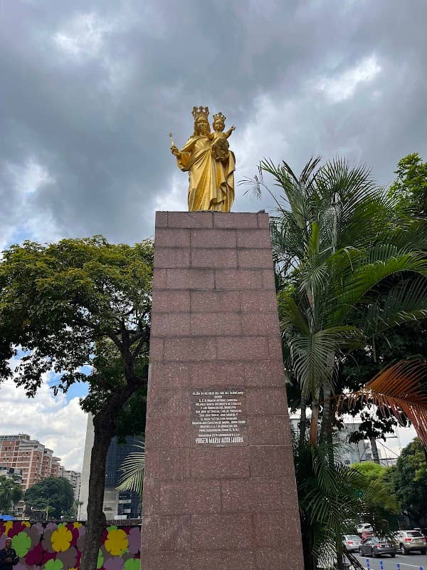 Estatua de La Virgen del Carmen - Image 1