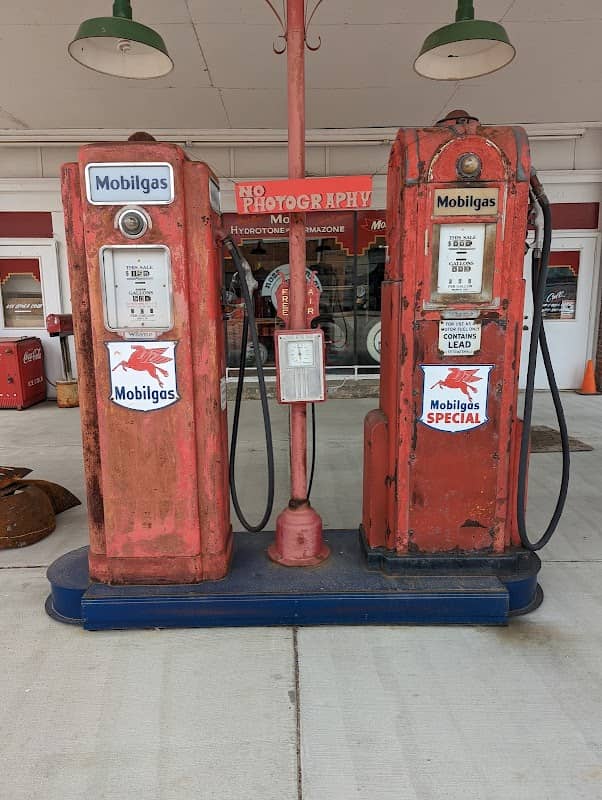 Ross' Gaspump Garage - Image 1
