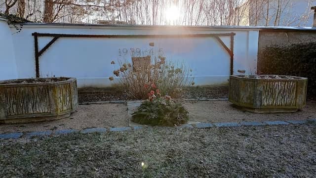 HROMADNÝ HROB POCHODU SMRTI Z OSVĚTIMI 1945 - Image 1