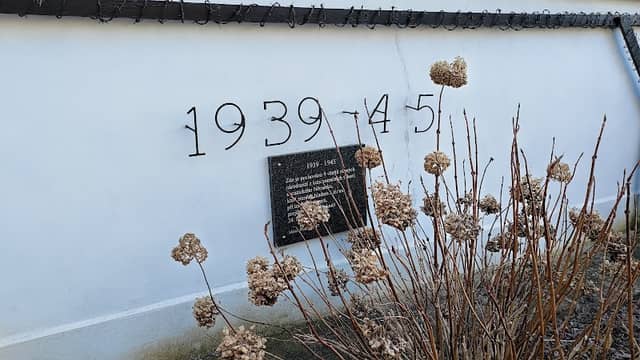 HROMADNÝ HROB POCHODU SMRTI Z OSVĚTIMI 1945 - Image 2