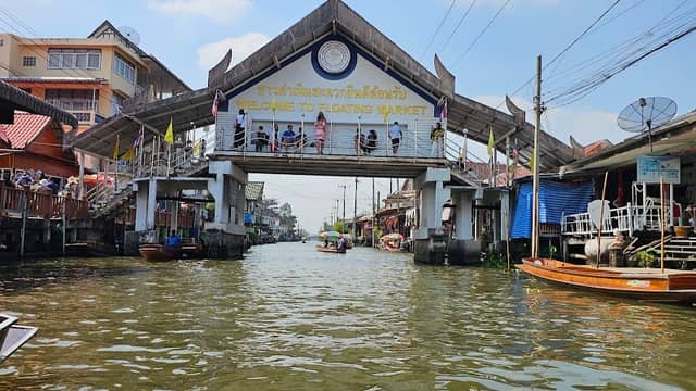 Khlong Bang Luang Market - Image 1