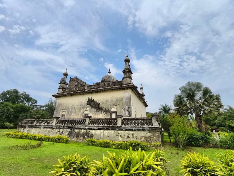 RAJA'S Tomb (Gaddige) - Image 1