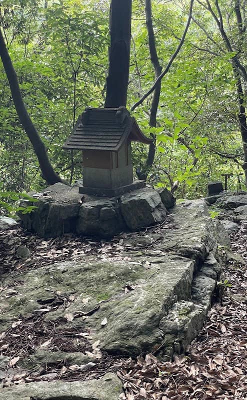 嵐山渓谷蚕影山 - Image 1
