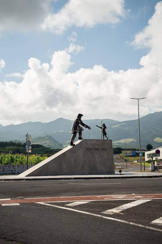 Vida por Vida Statue - Image 2